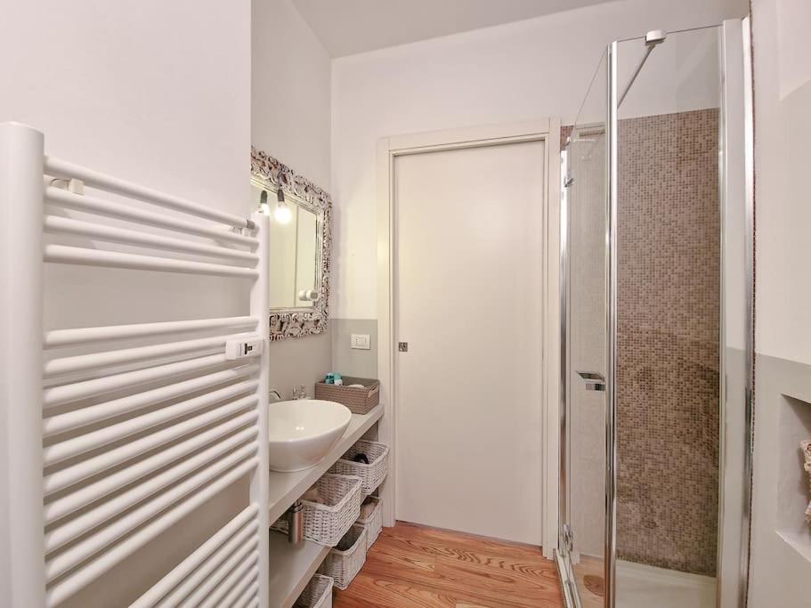 Charme On The River - City Center Apartment Verona Bagian luar foto