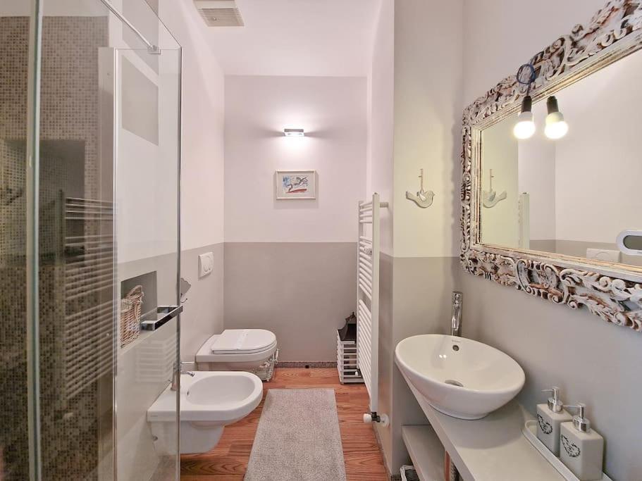 Charme On The River - City Center Apartment Verona Bagian luar foto