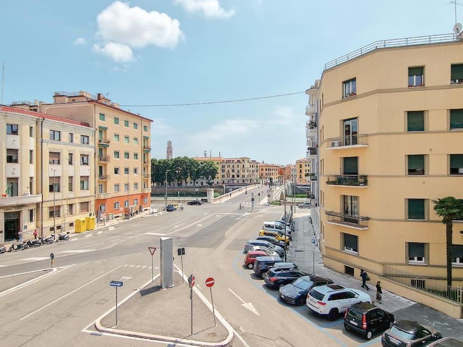 Charme On The River - City Center Apartment Verona Bagian luar foto